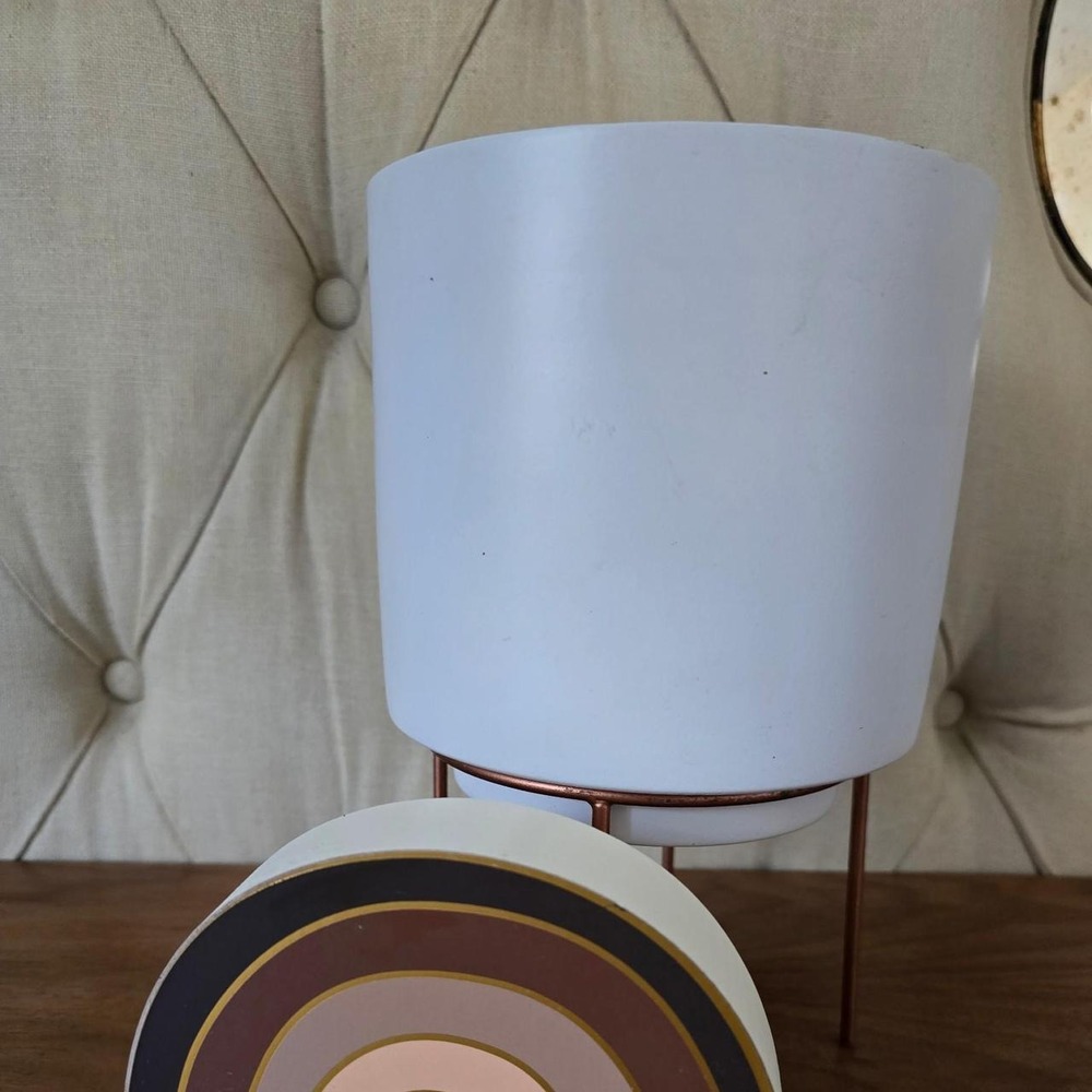 Set of 2 decorative pieces – white planter with stand & rainbow sign